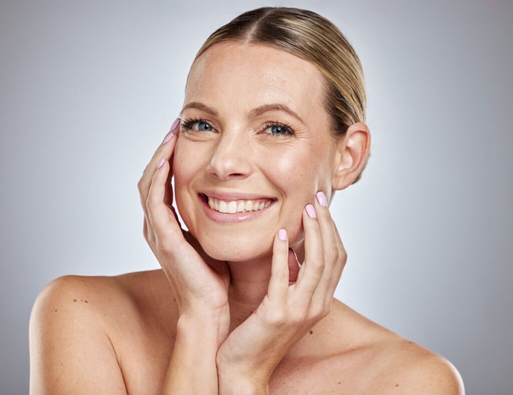 Mulher que descobriu como rejuvenescer o rosto e está feliz.