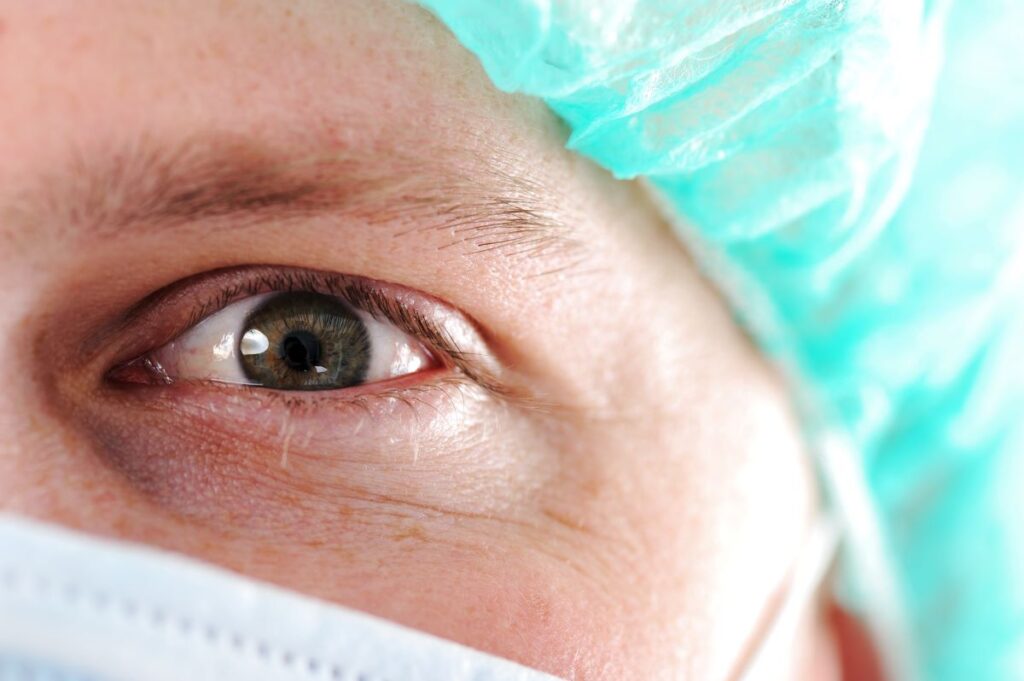 Paciente se preparando para cirurgia de blefaroplastia inferior.