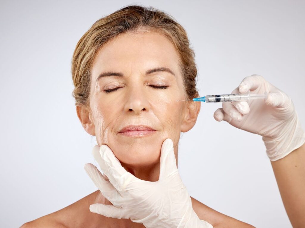 Mulher madura realizando preenchimento facial.