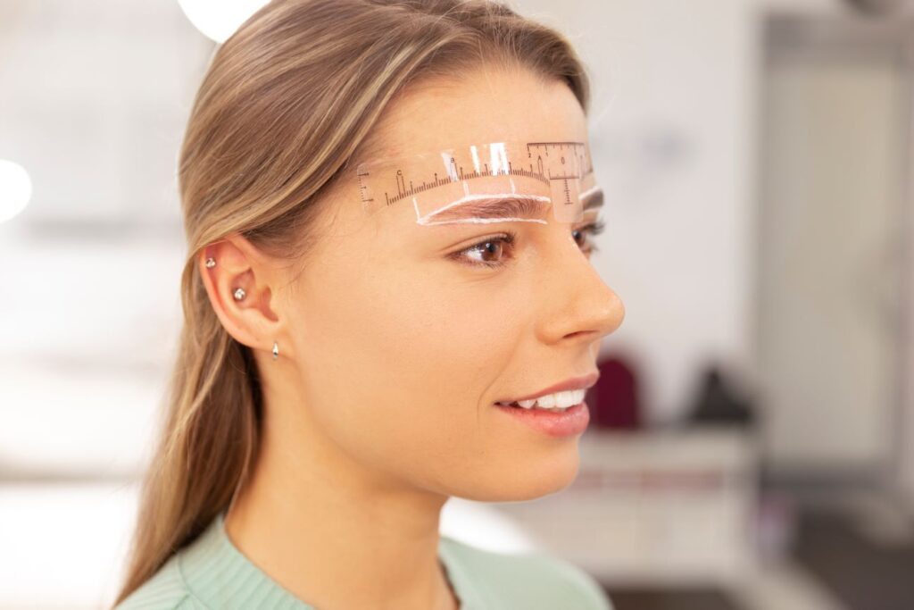 Mulher com marcação no roso para lifting de sobrancelhas, ou cirurgia de Brow Lift.