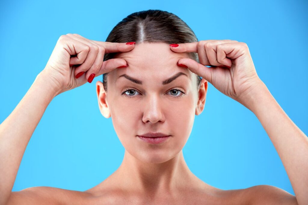 Mulher levantando testa para abrir os olhos .