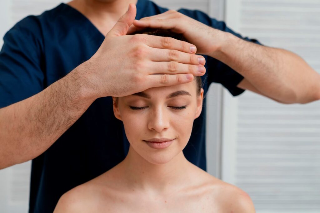 uma mulher de olhos fechados enquanto um profissional de saúde realiza exames em seu testamento.