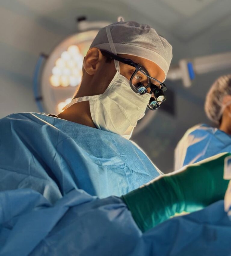 Dr. João Carlos Pereira Filho realizando cirurgia de neck lift em centro cirúrgico equipado