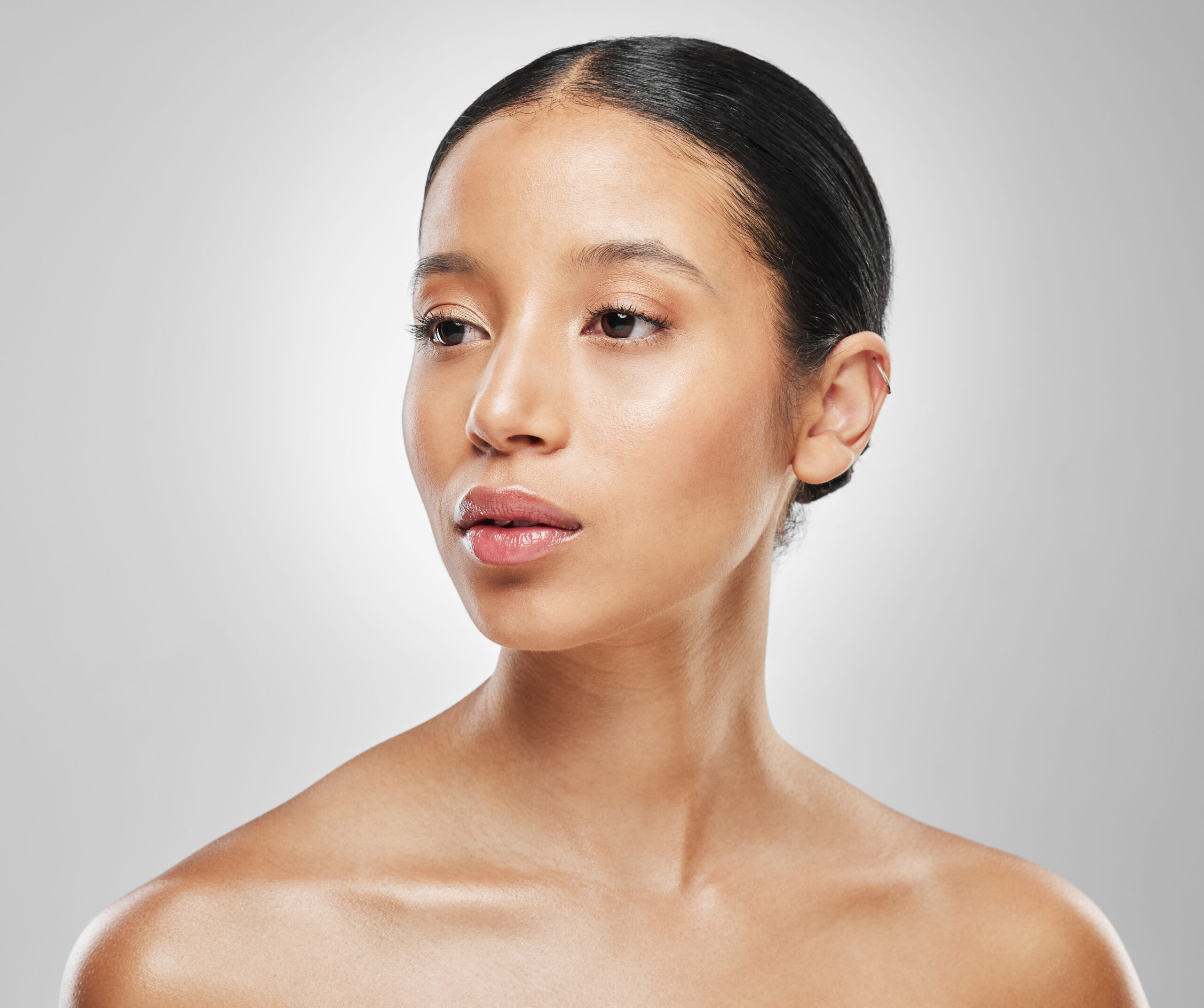 Mulher com pele lisa e aparência natural, ilustrando resultado estético discreto de facelift endoscópico.