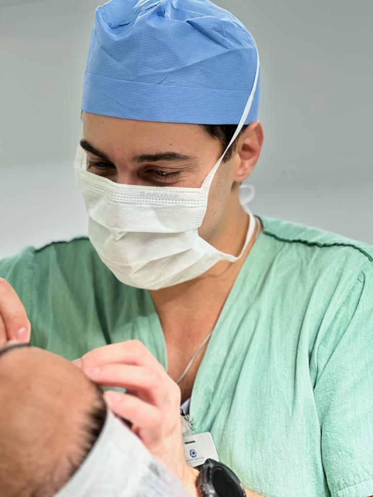 Médico realiza procedimento estético facial em paciente, representando prática de facelift em São Paulo com precisão e cuidado clínico.