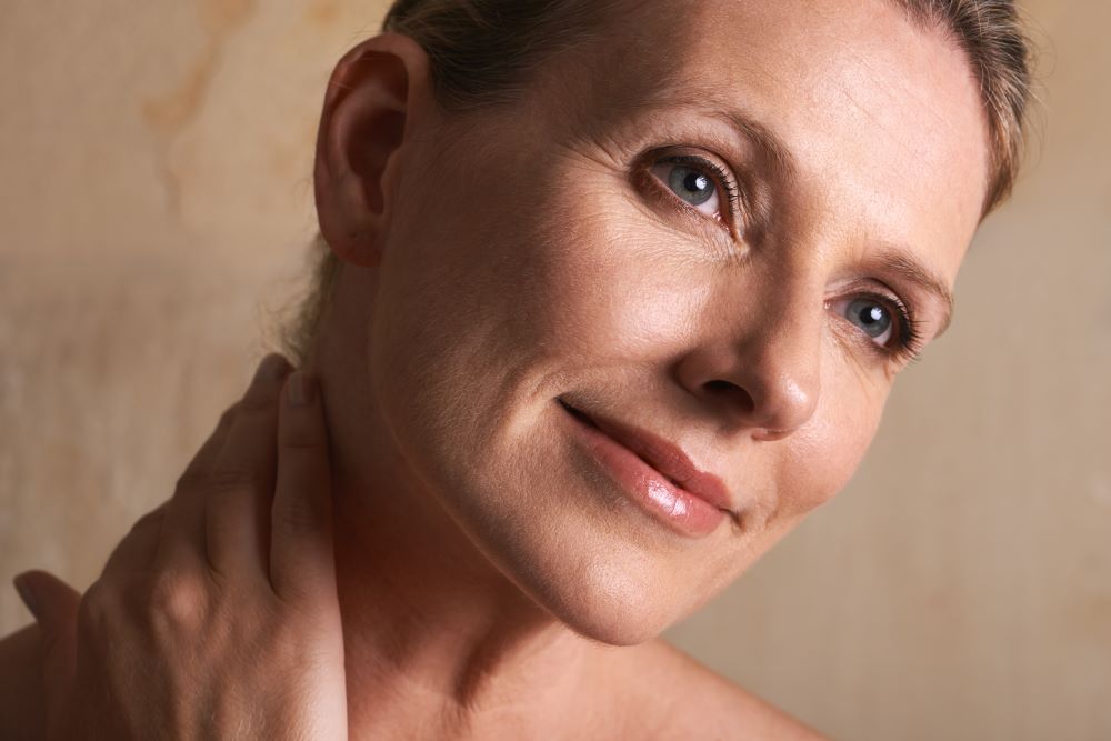 Mulher com pele facial em destaque, representando tratamento estético Morpheus para rejuvenescimento e melhora temporária da qualidade da pele.