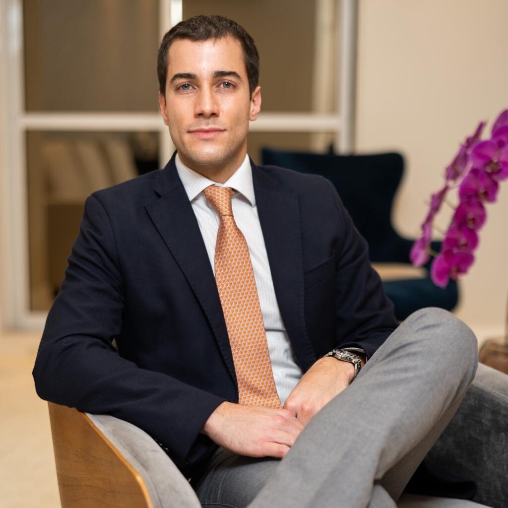 Retrato profissional do Dr. João Carlos Pereira Filho em consultório, vestindo terno e gravata.